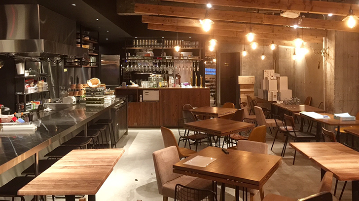 WE ARE THE FARM 赤坂店の木製テーブルとペンダント照明を取り入れた店内