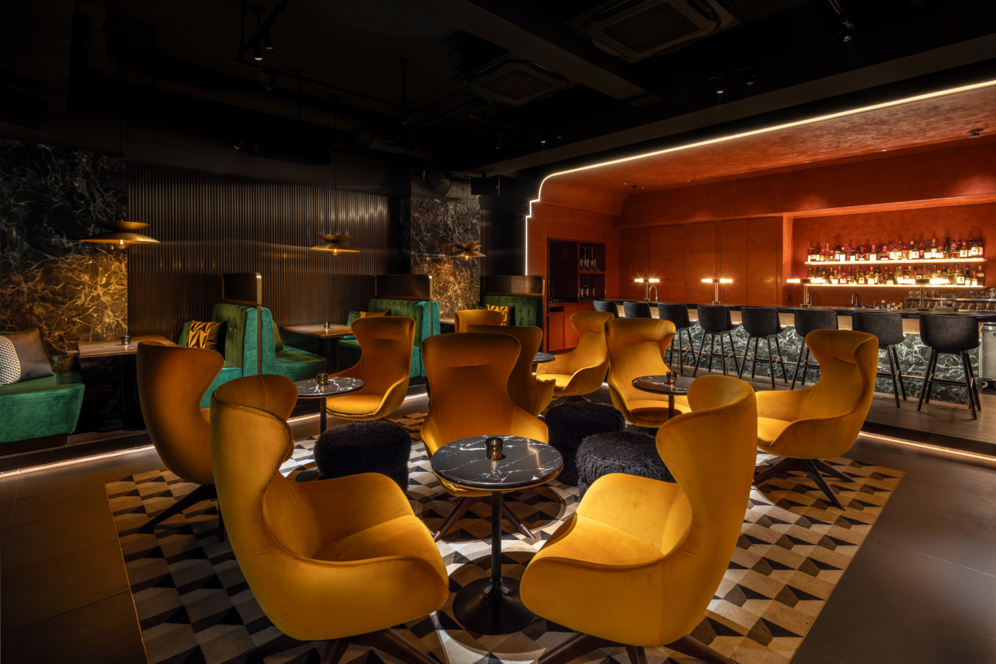 SHESHA LOUNGE OPEQUE AKASAKAの赤いバーカウンターと色彩豊かな家具を配した空間