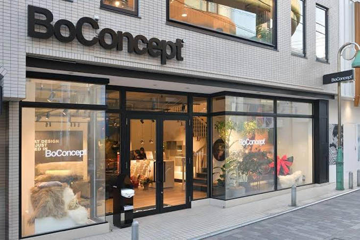 大きなガラス面と黒いフレームを組み合わせたBoConcept自由が丘店の外観
