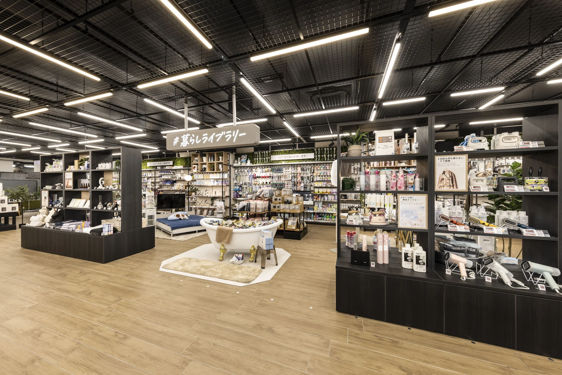 家電・家具・雑貨を生活シーンとともに展示するビックカメラ池袋西口IT tower店の売場