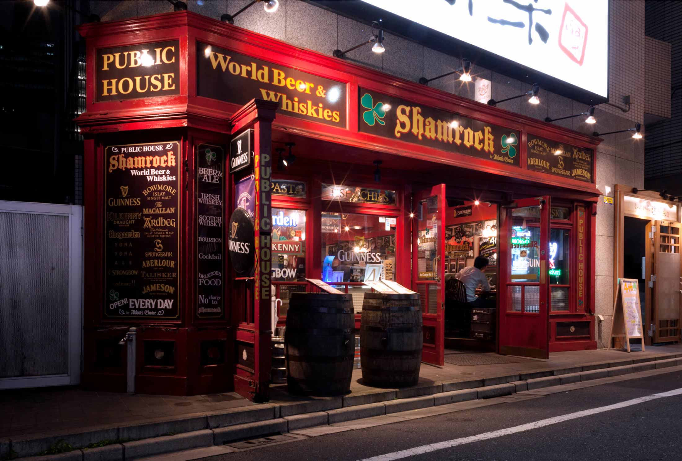 Shamrock by Abbot’s Choiceの英国・アイリッシュパブを意識した店舗デザイン