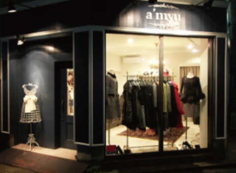 a’myuの黒い外観とショーウィンドウを使ったアパレル店舗デザイン