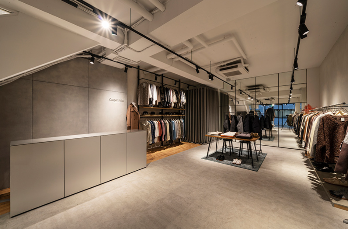 CASPER JOHN渋谷店のアパレル店舗内装と商品ディスプレイ