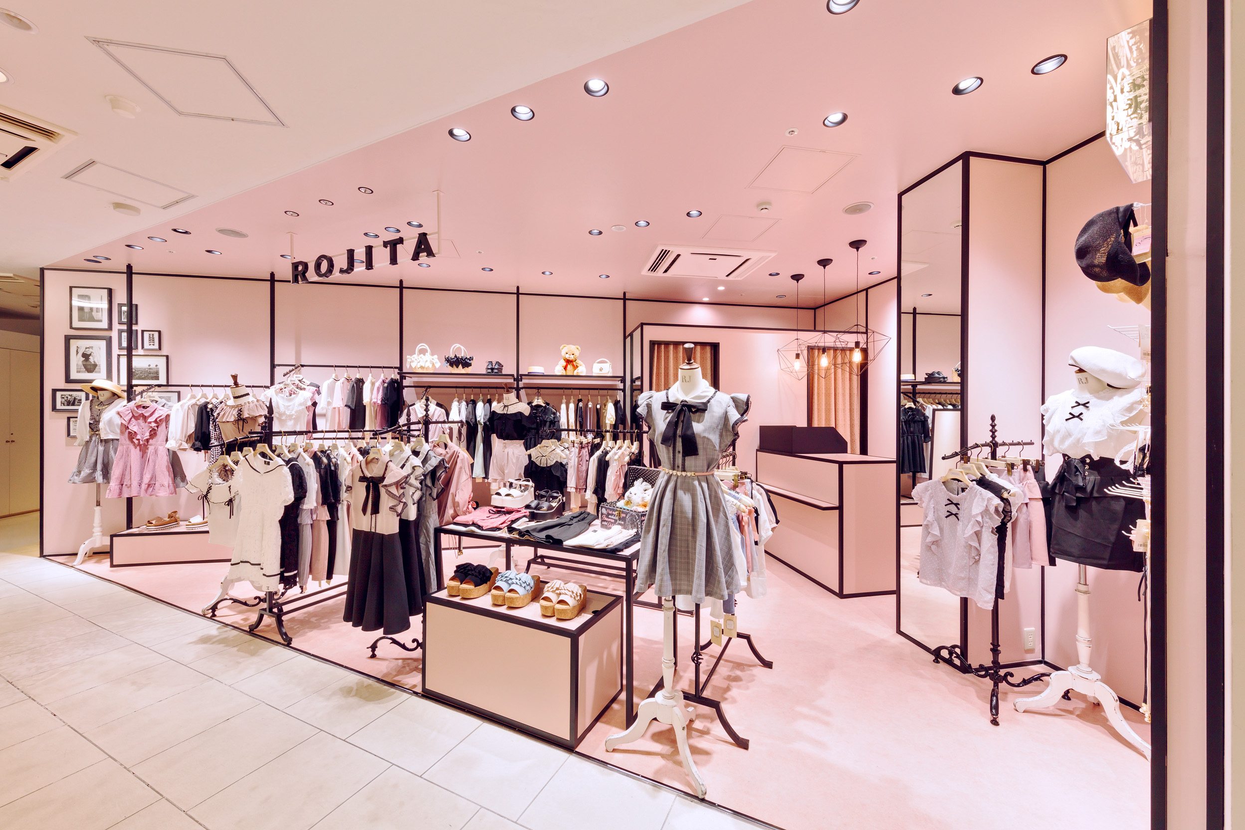 ROJITA渋谷109店のピンクと黒を組み合わせたアパレル店舗デザイン