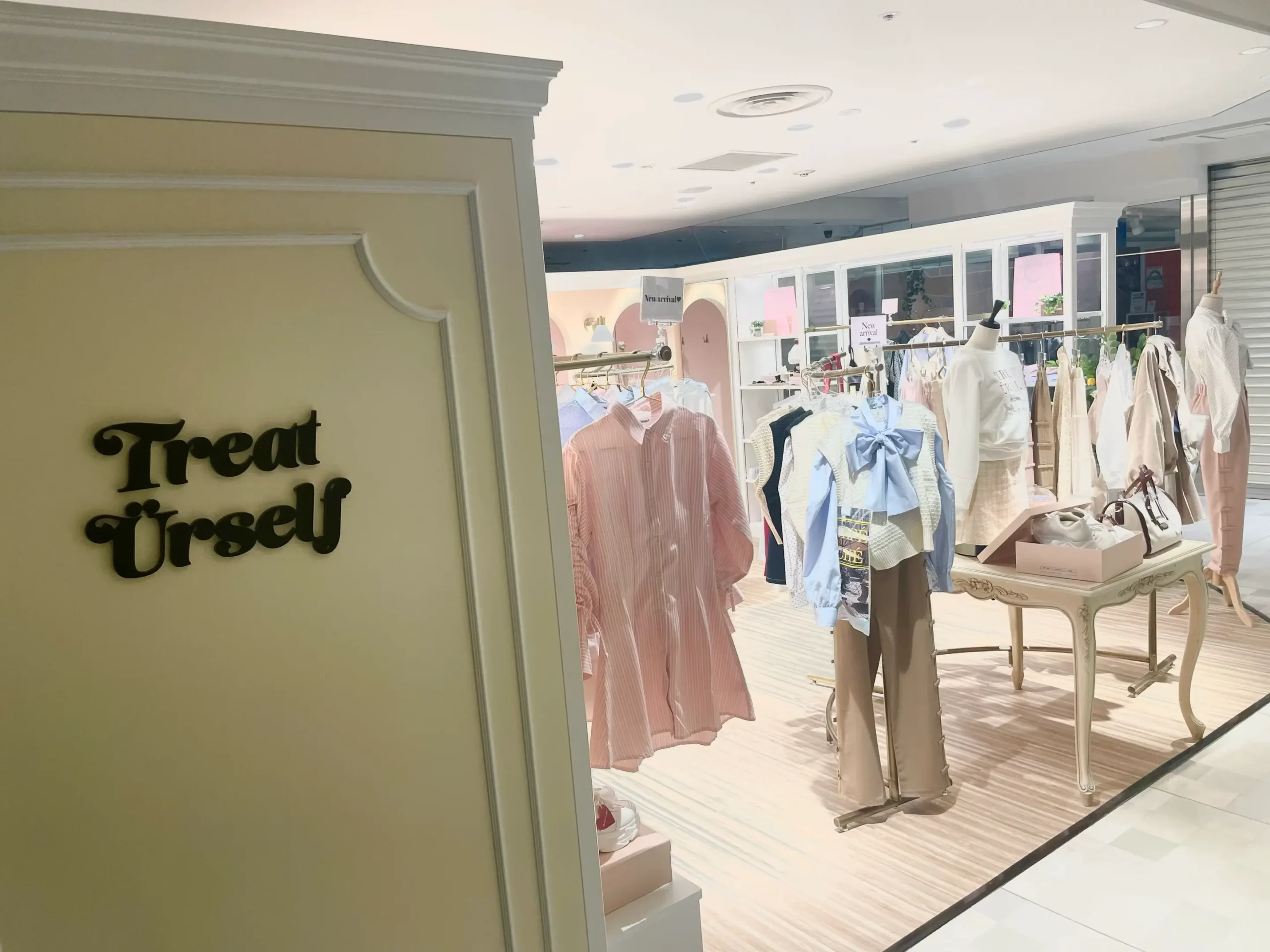 装飾枠のあるブランドサインと淡い色の売場が見えるTreat ürselfルミネエスト新宿店